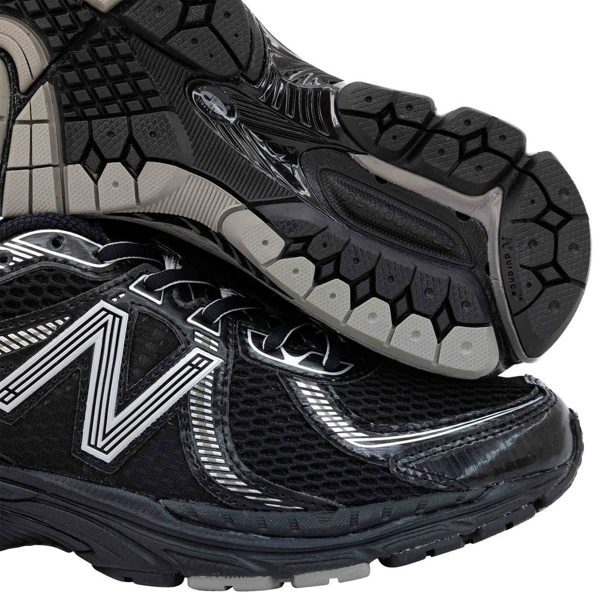 New Balance 860v2 - Black / Silver